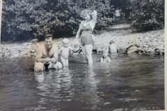 Perhe Sarin ja serkkupoika Jukka Lukkala uintireissulla Rauhaniemen rannassa 50--luvun lopulla, kuvaaja Pauli Lukkala