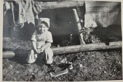 Sirpa pitkästyneenä odottaa pyykinpesun loppua Kaakkolammen rannalla v. 1955 (Sirpa Airola s. Sarin), kuvaaja Pauli Lukkala