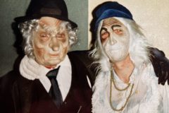 Rajakisto. 70-luvun loppupuolella, Jaakko ja Taimi Rajakisto joulumuoreina. Osa Saaren kyläläisistä naamioitui ja kulki pitkin kylää eikä heitä tunnistettu. Äiti muistelee että jossain talossa nähtiin että iso joukko oli tulossa kylään ja isäntä katseli jo nurkassa piilossa olevaa luodikkoaan mutta päästi joukon sisään ja jälkeenpäin ihmetteli mitä porukkaa tuo oli. Sai selityksen, että joulumuoritapa oli vanha tapa Hämeessä.